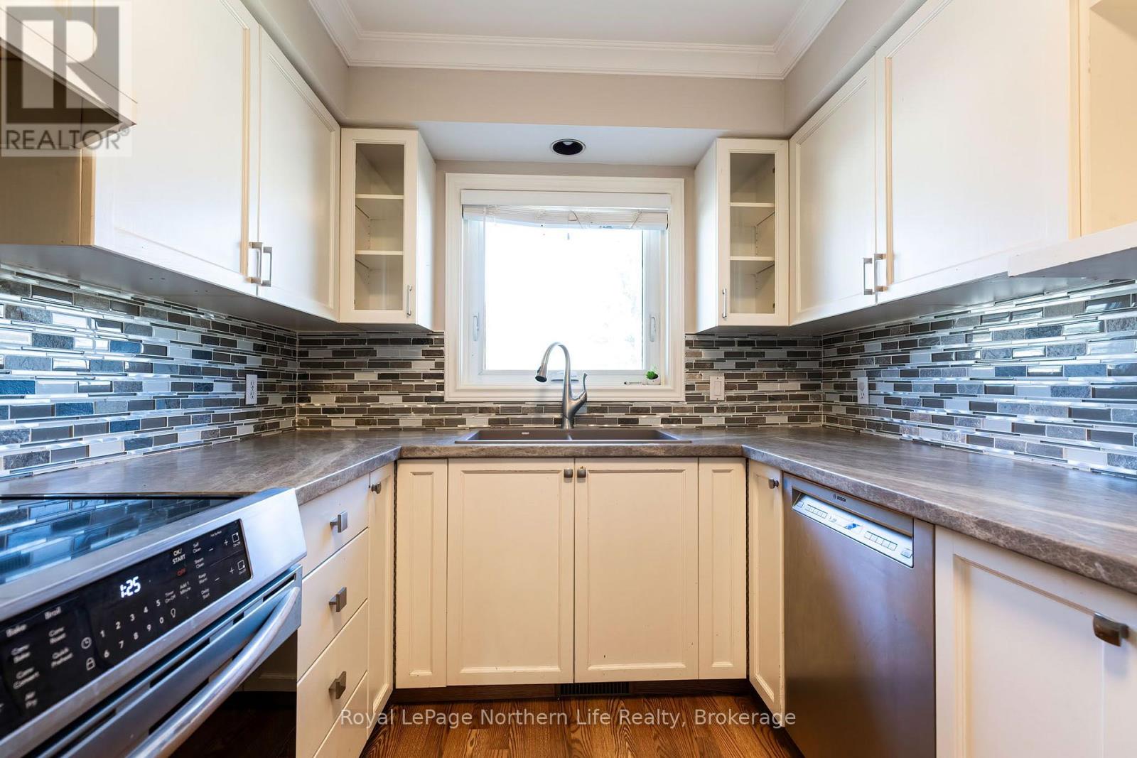 511 BROMLEY AVENUE - 10
