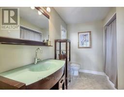 Bedroom 3 - 123 Heathwood Heights Drive, Aurora, ON L4G4W2 Photo 12