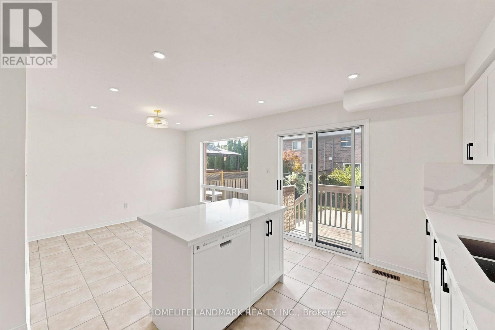 552 THELMA STREET - 16