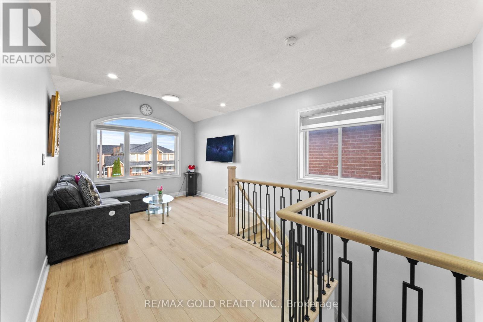 8 Bayridge Drive — photo 13