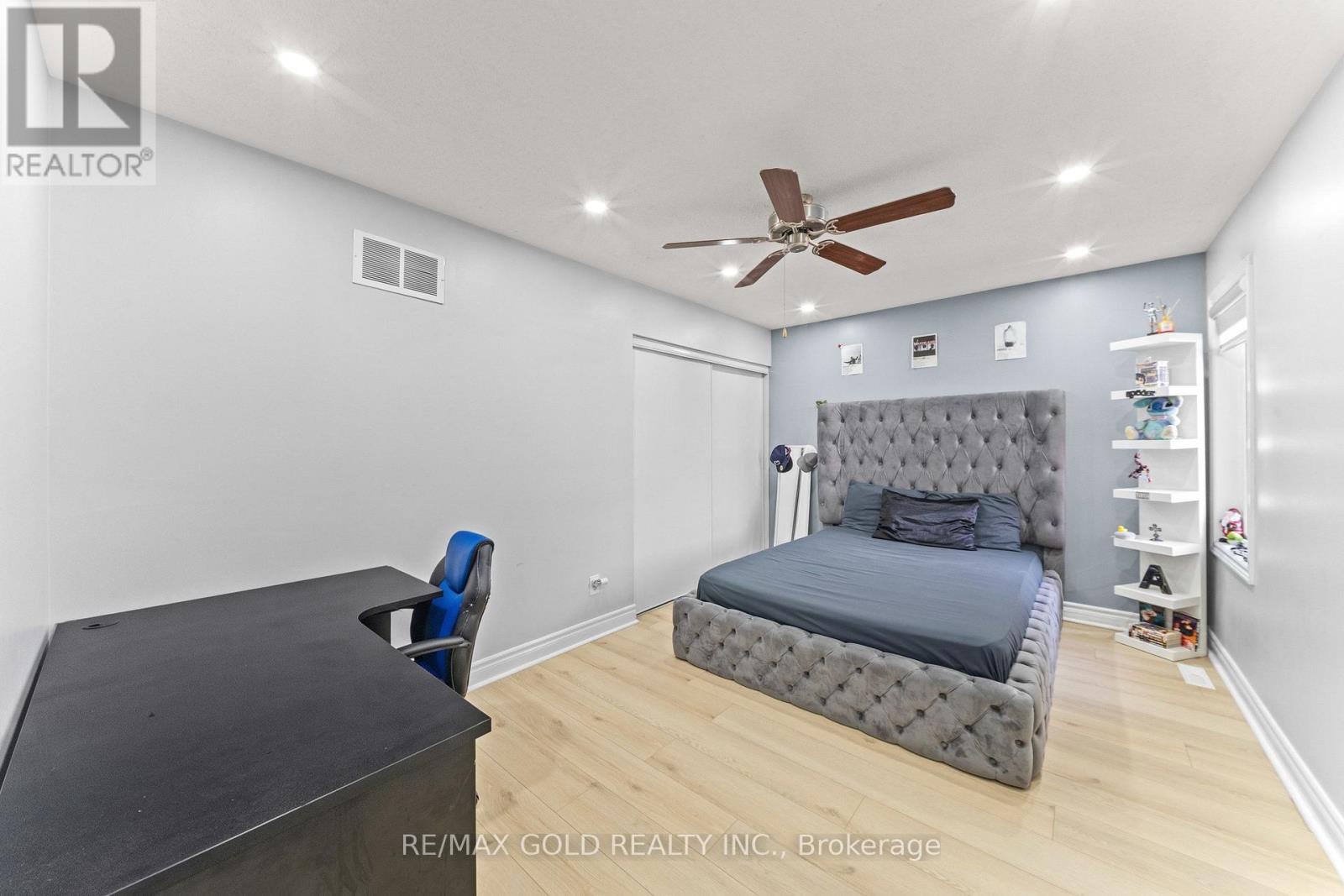 8 Bayridge Drive — photo 18