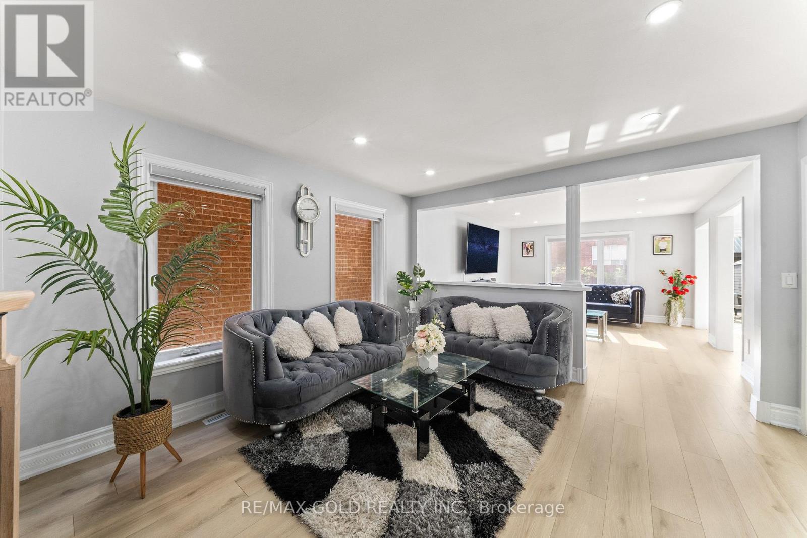 8 Bayridge Drive — photo 3