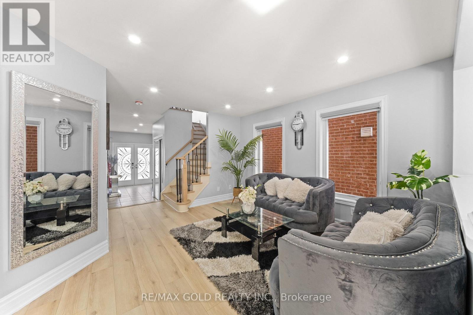8 Bayridge Drive — photo 4