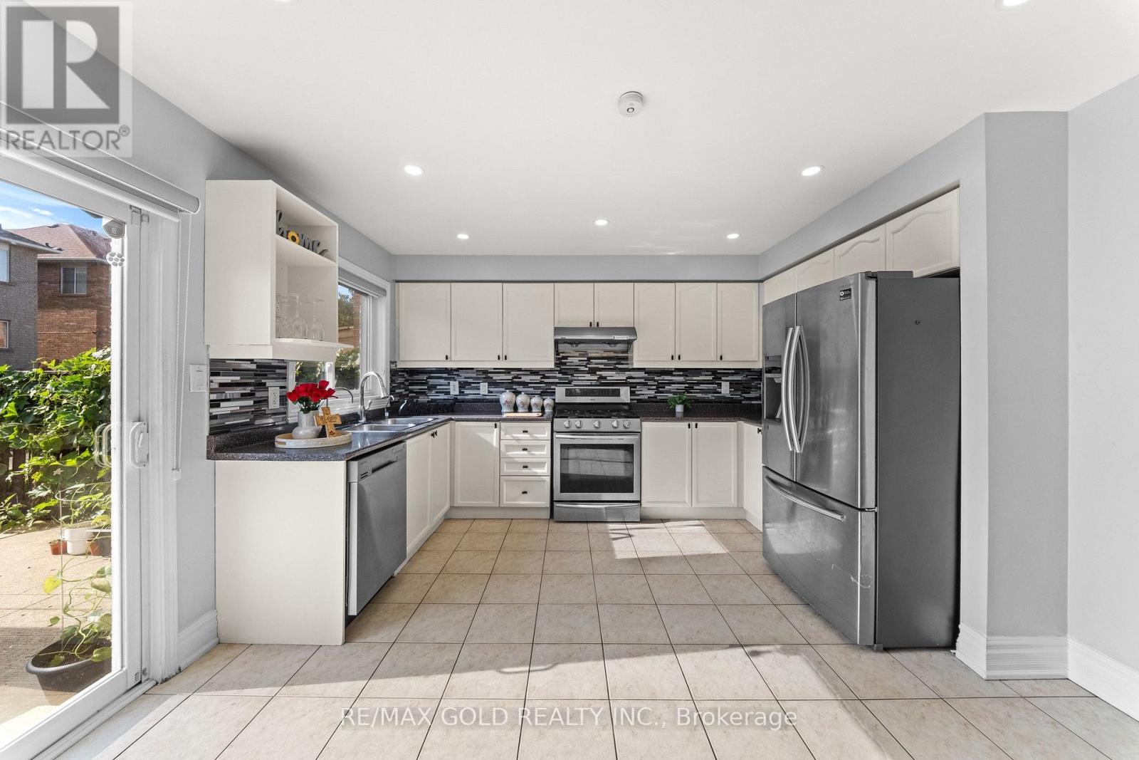 8 Bayridge Drive — photo 8