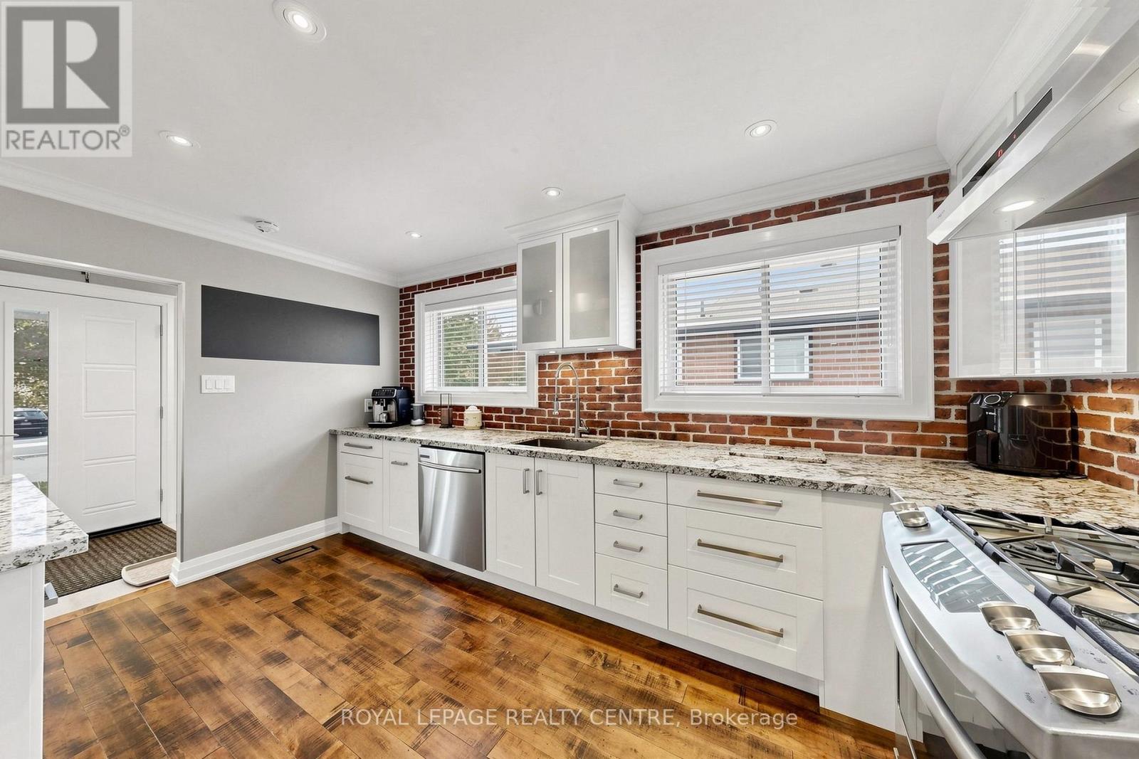 1577 SANDGATE CRESCENT - 6