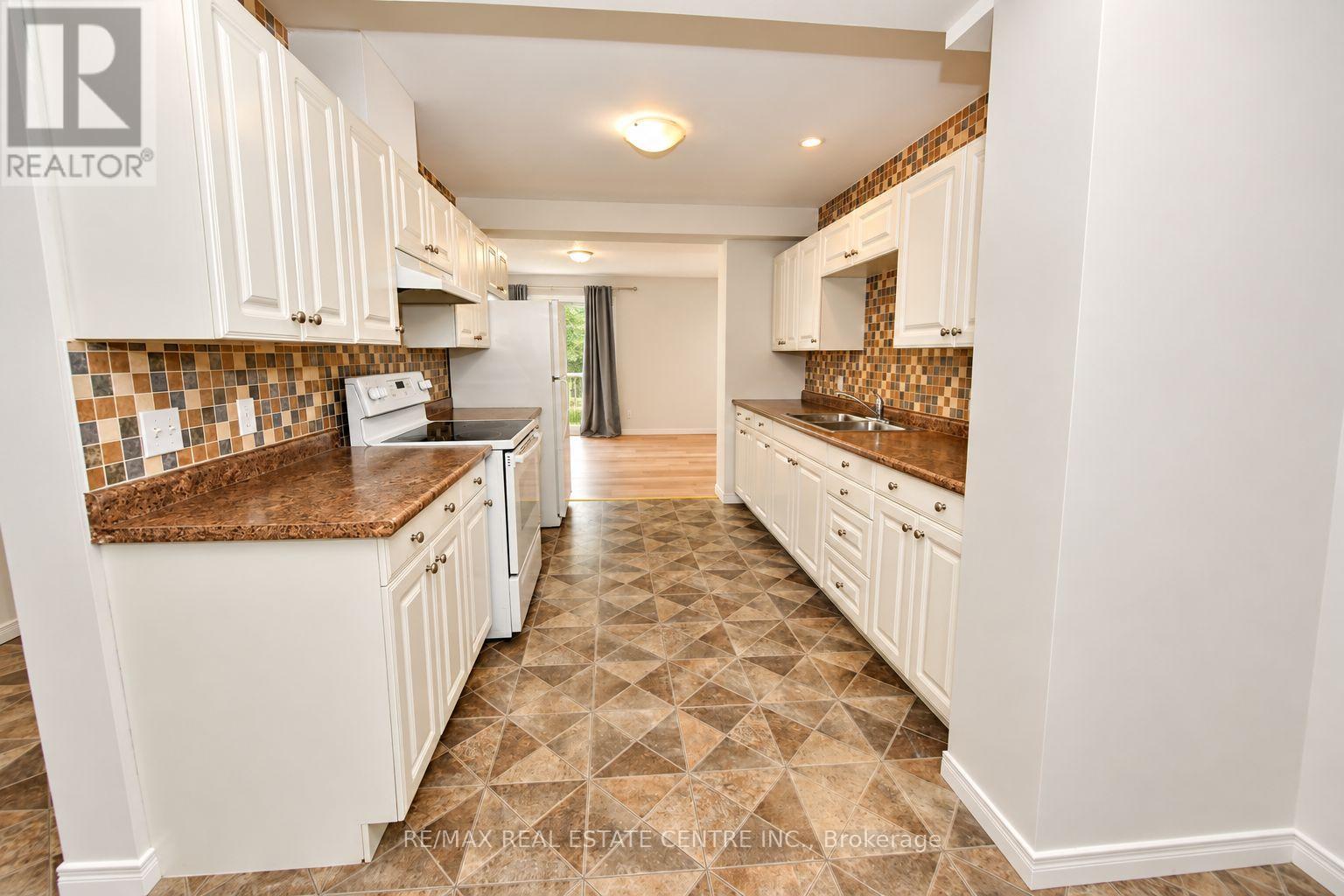 8- 23 Howe Drive, Kitchener, ON photo 4