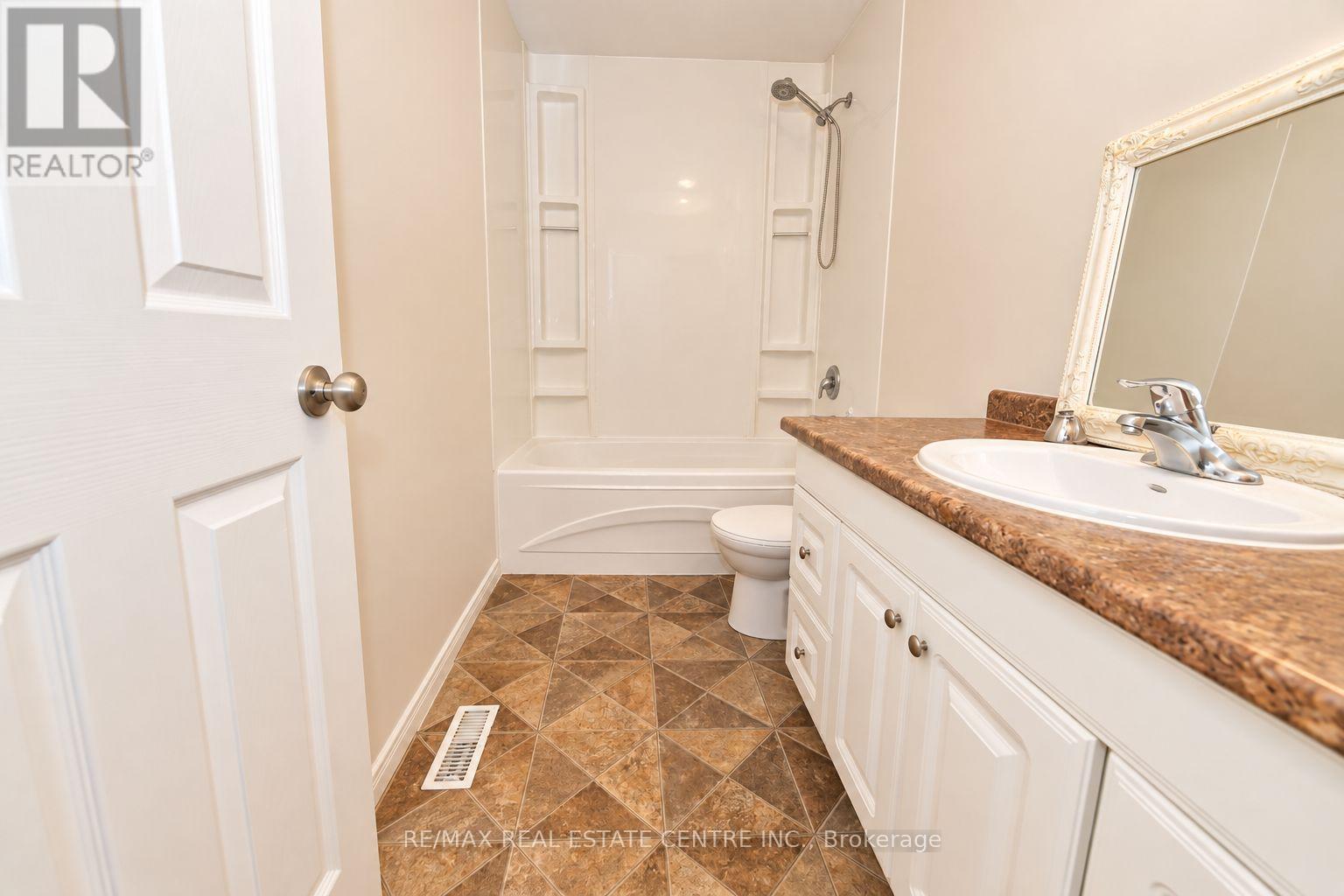 8- 23 Howe Drive, Kitchener, ON photo 8