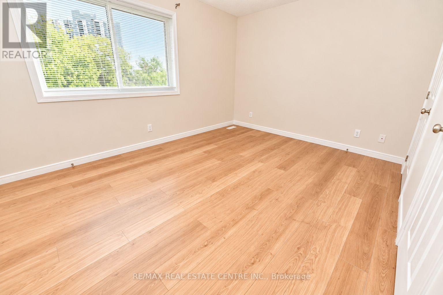 8- 23 Howe Drive, Kitchener, ON photo 9