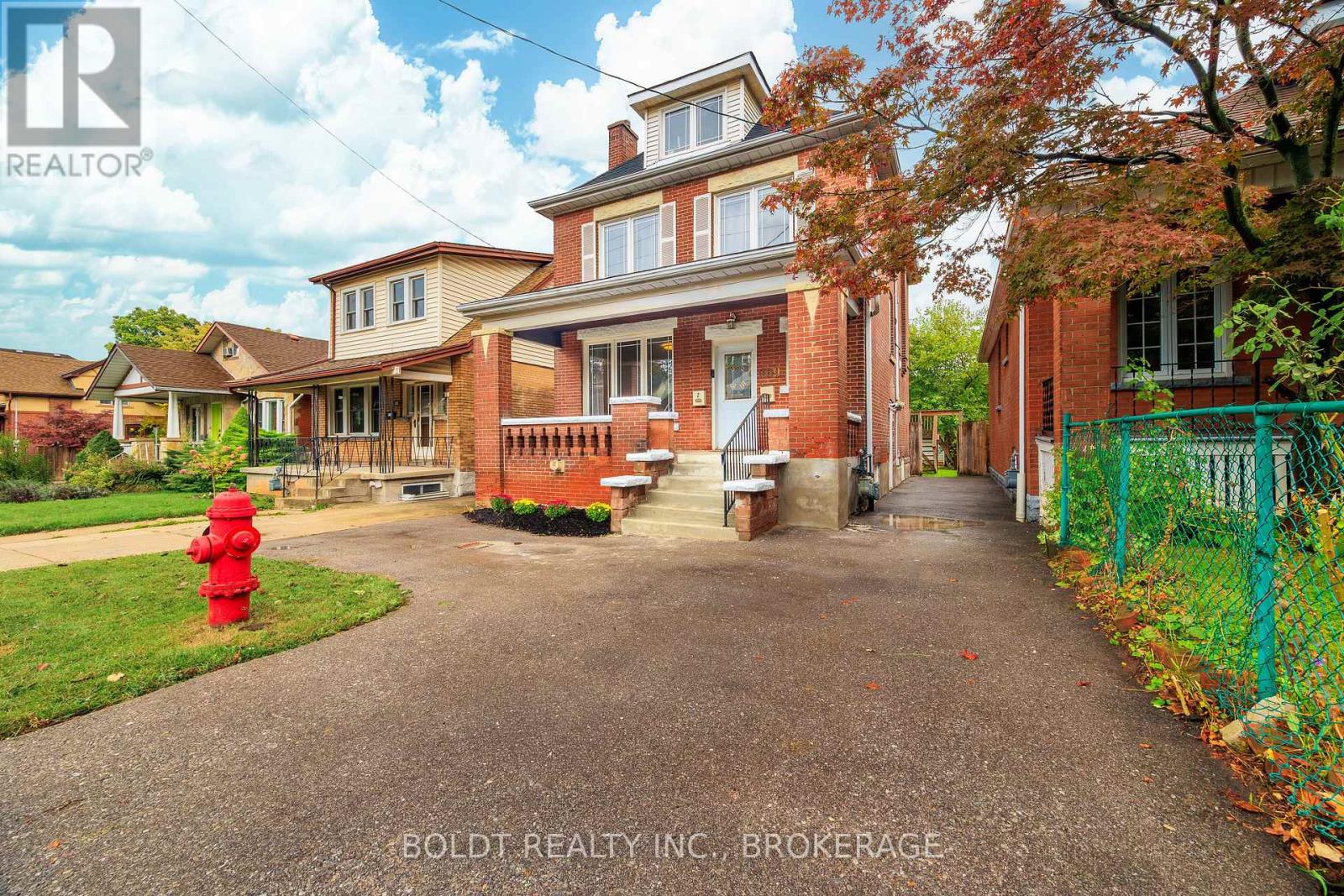 209 Rosslyn Avenue South