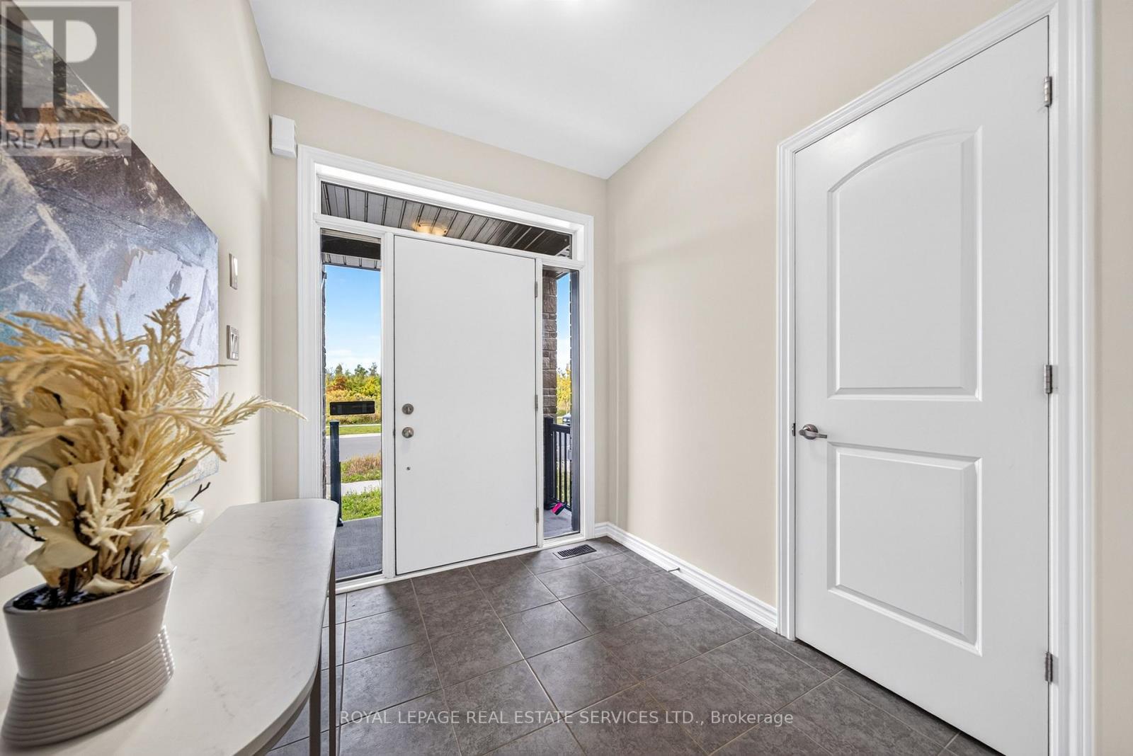 25 Garrett Styles Drive, Georgina, ON photo 8