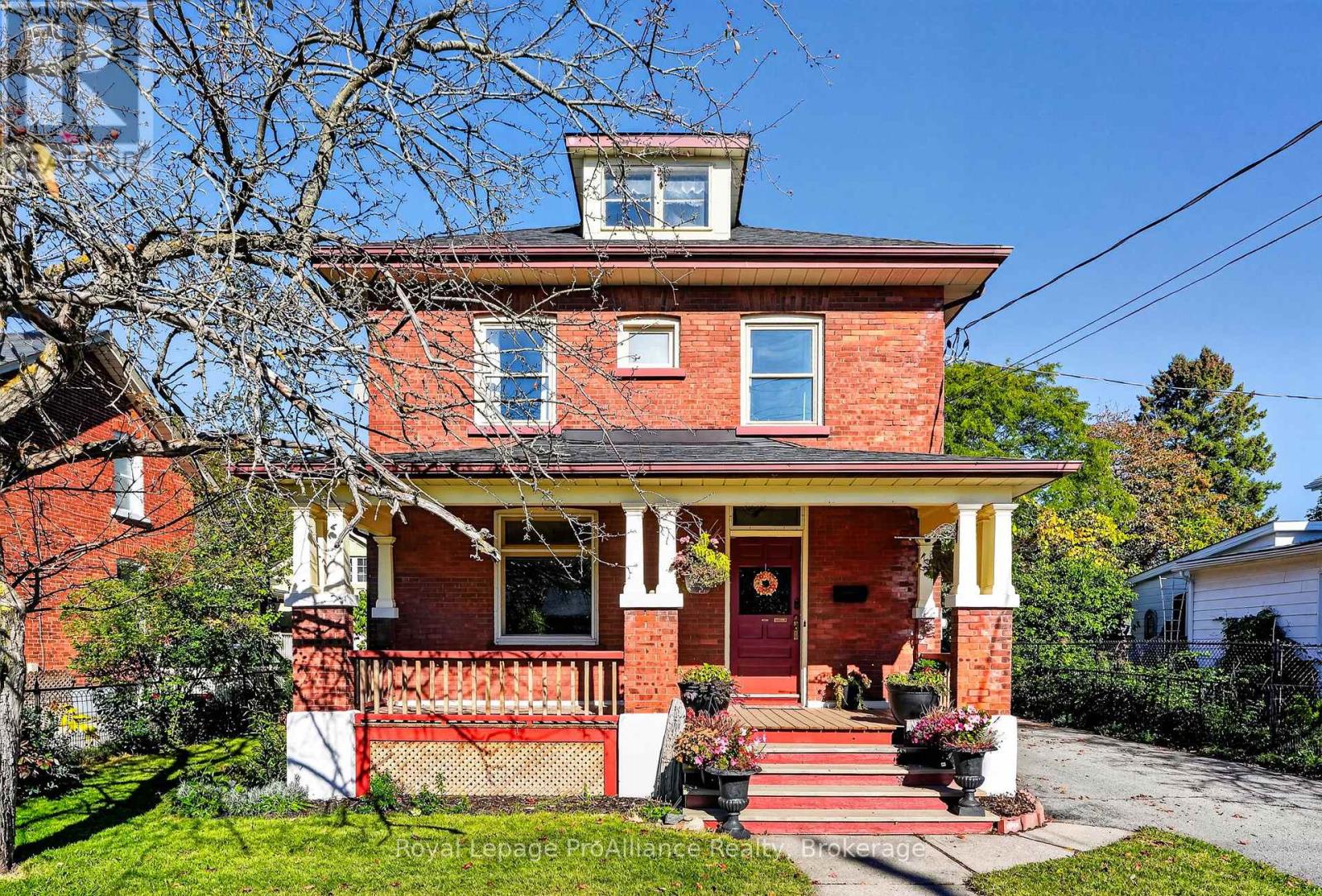 174 University Avenue West — photo 4