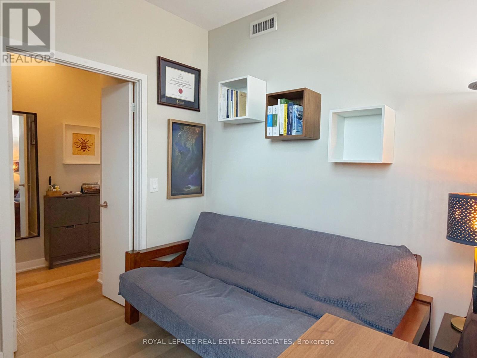210 Simcoe Street — photo 12