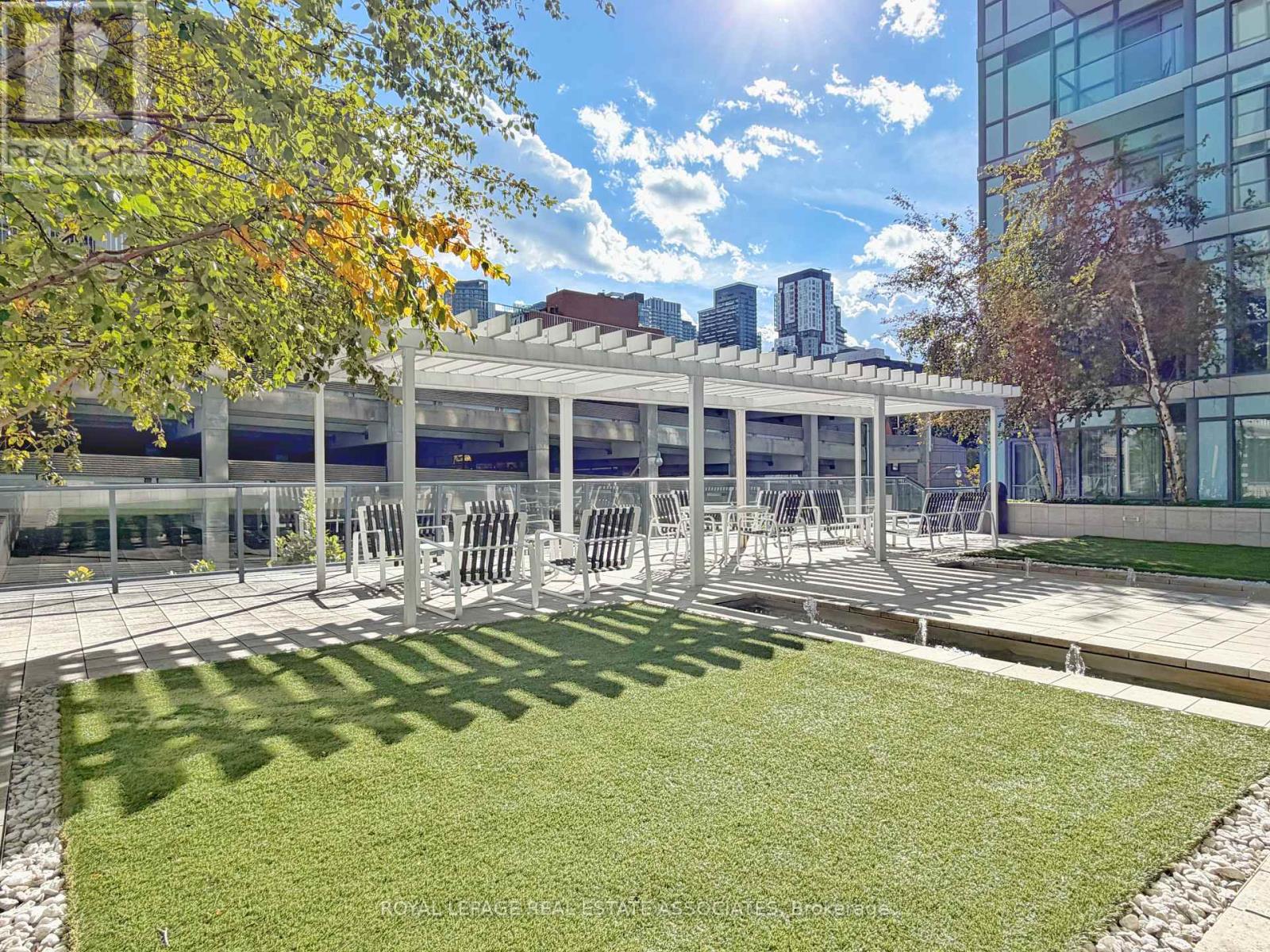 210 Simcoe Street — photo 16