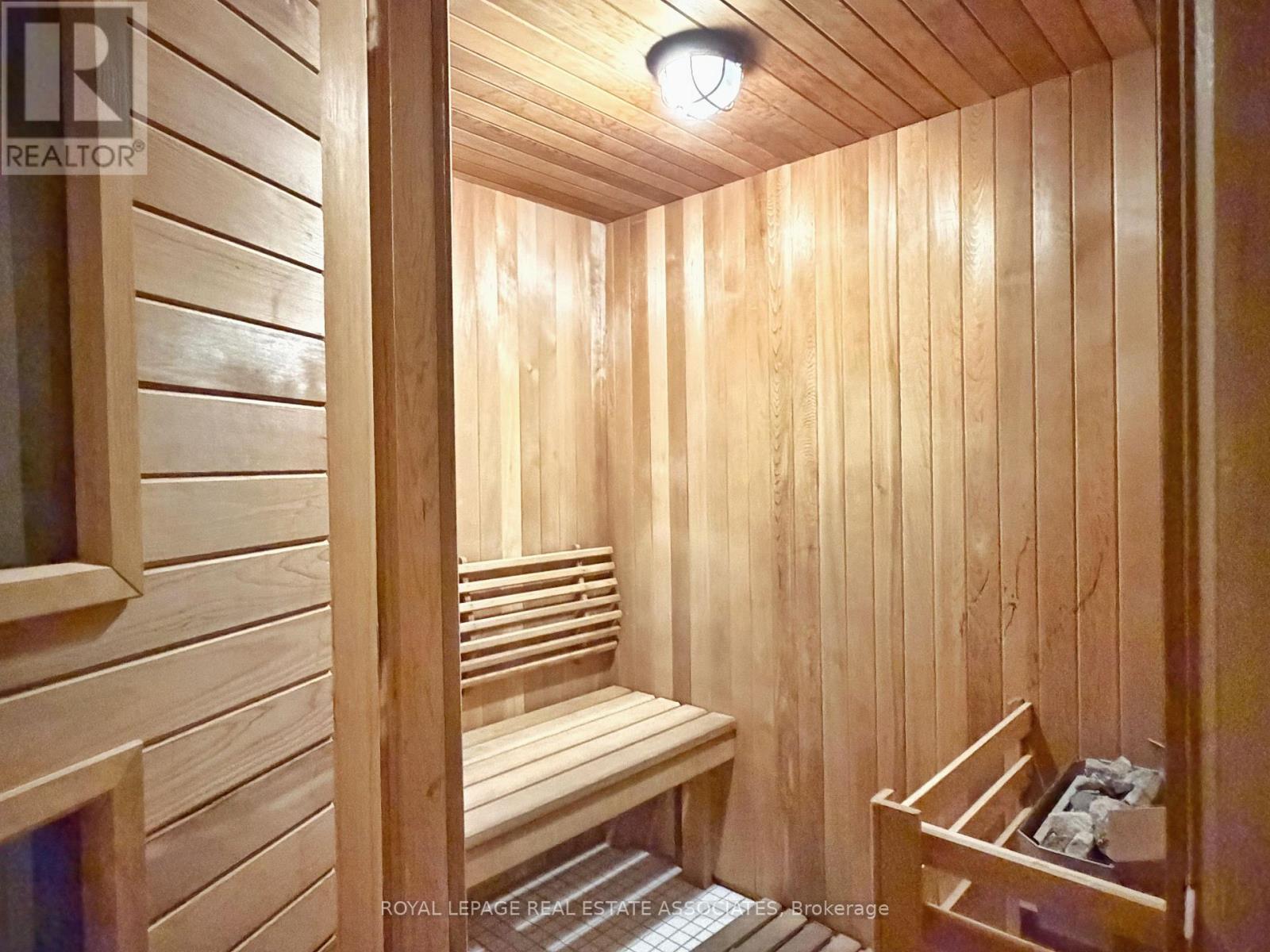 210 Simcoe Street — photo 19