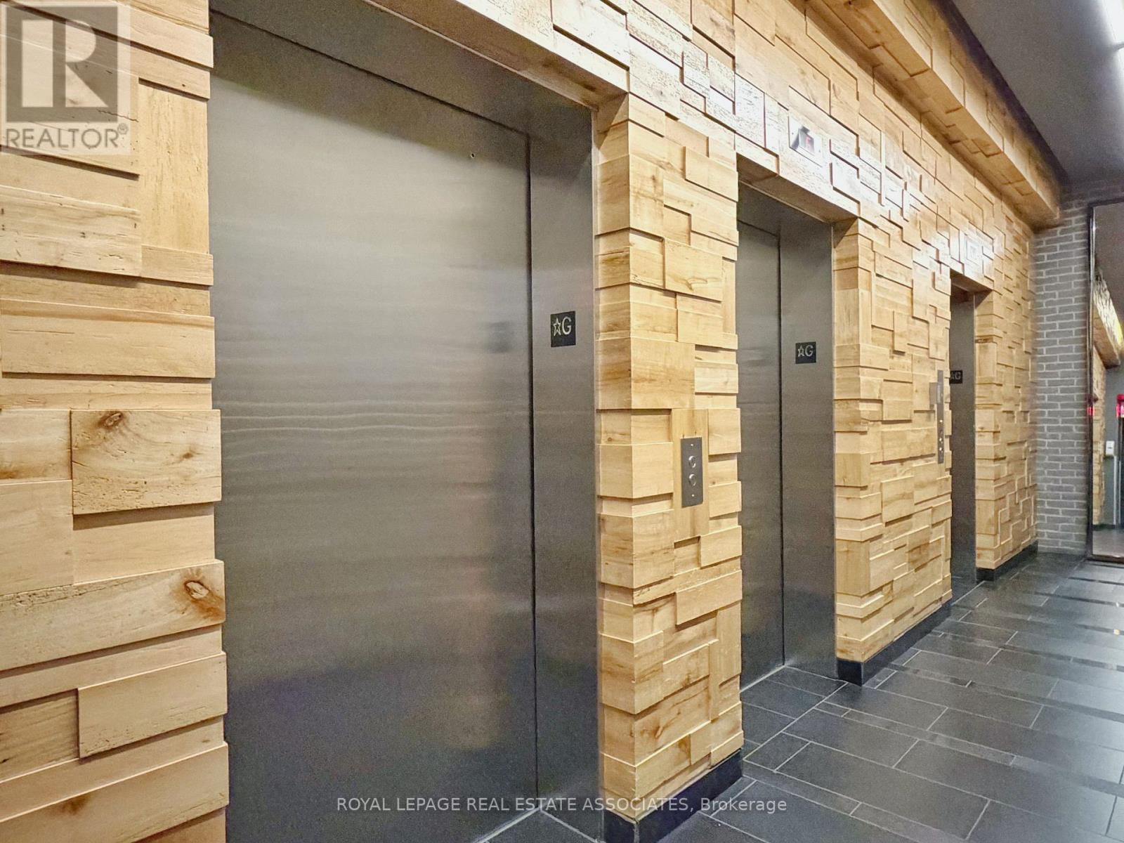 210 Simcoe Street — photo 21