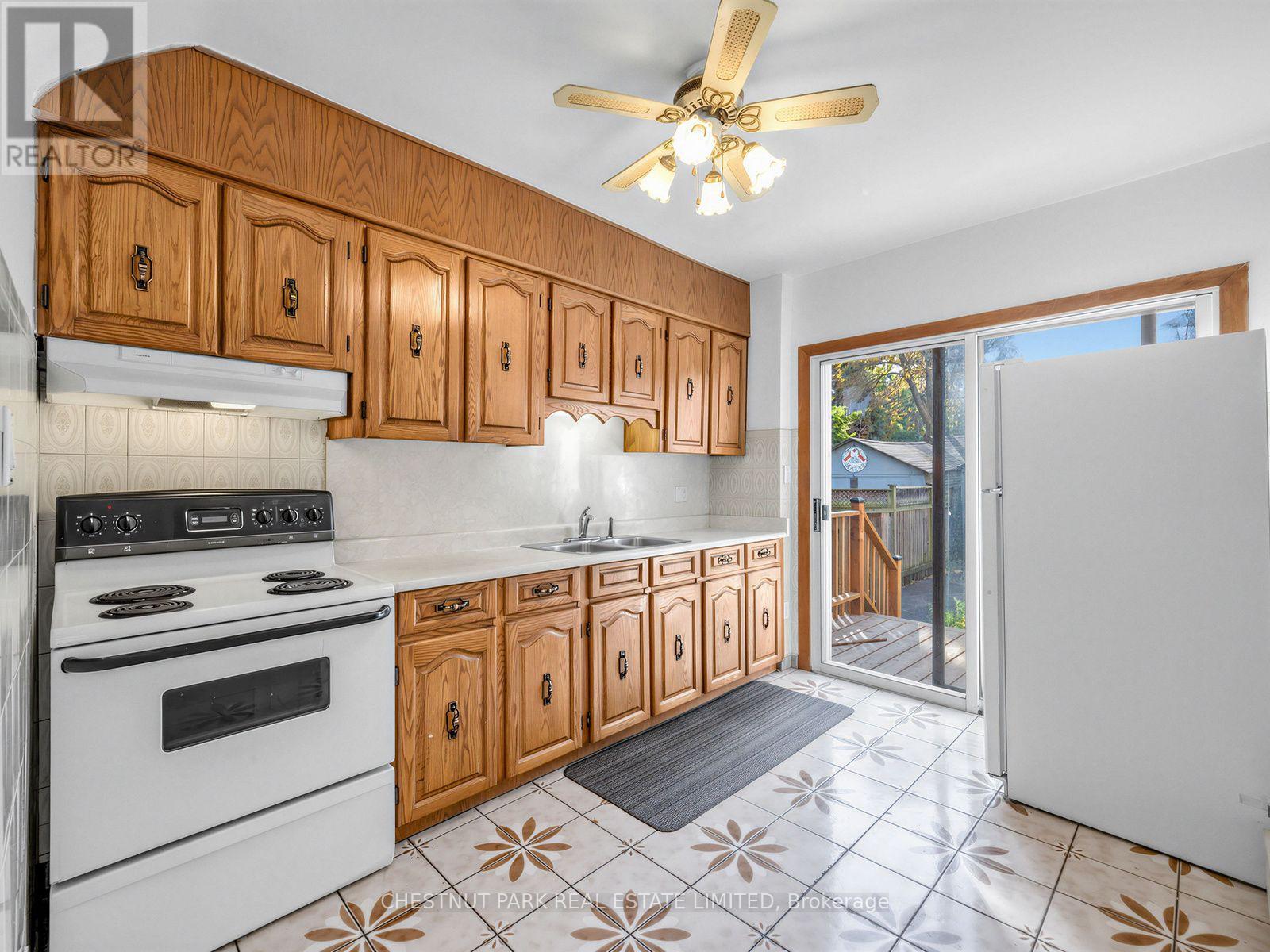 122 FORMAN AVENUE - 10