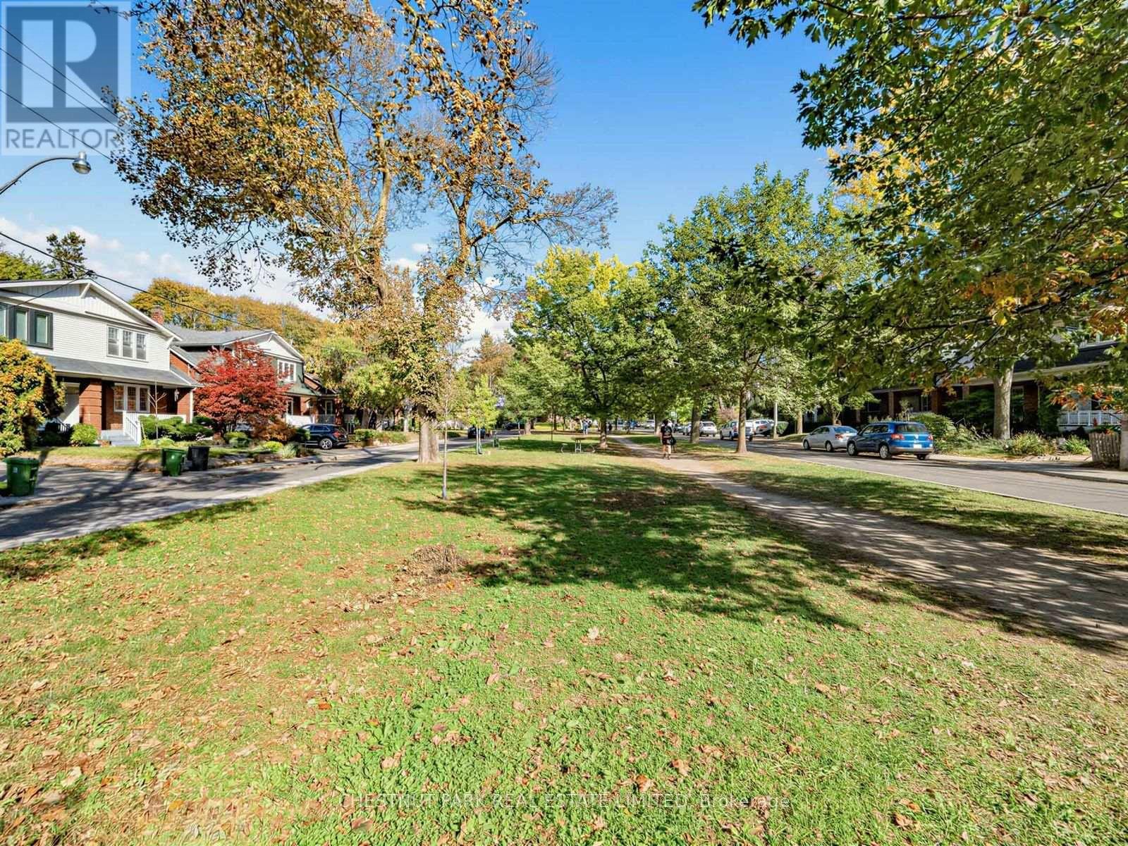 122 FORMAN AVENUE - 4