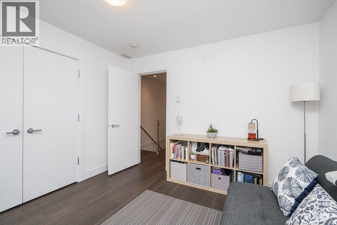 Photo of 920 W 15TH AVENUE 25