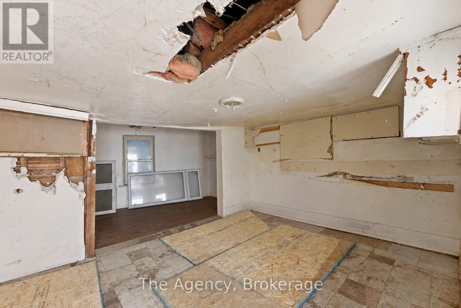 6043 Main Street — photo 32