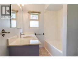 3278 Henderson Rd, Oak Bay, BC V8P5A6 Photo 17