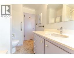 3278 Henderson Rd, Oak Bay, BC V8P5A6 Photo 18