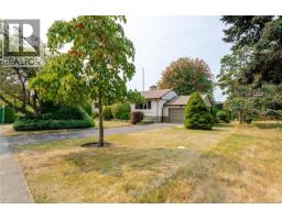 3278 Henderson Rd, Oak Bay, BC V8P5A6 Photo 32