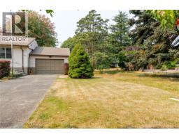 3278 Henderson Rd, Oak Bay, BC V8P5A6 Photo 33