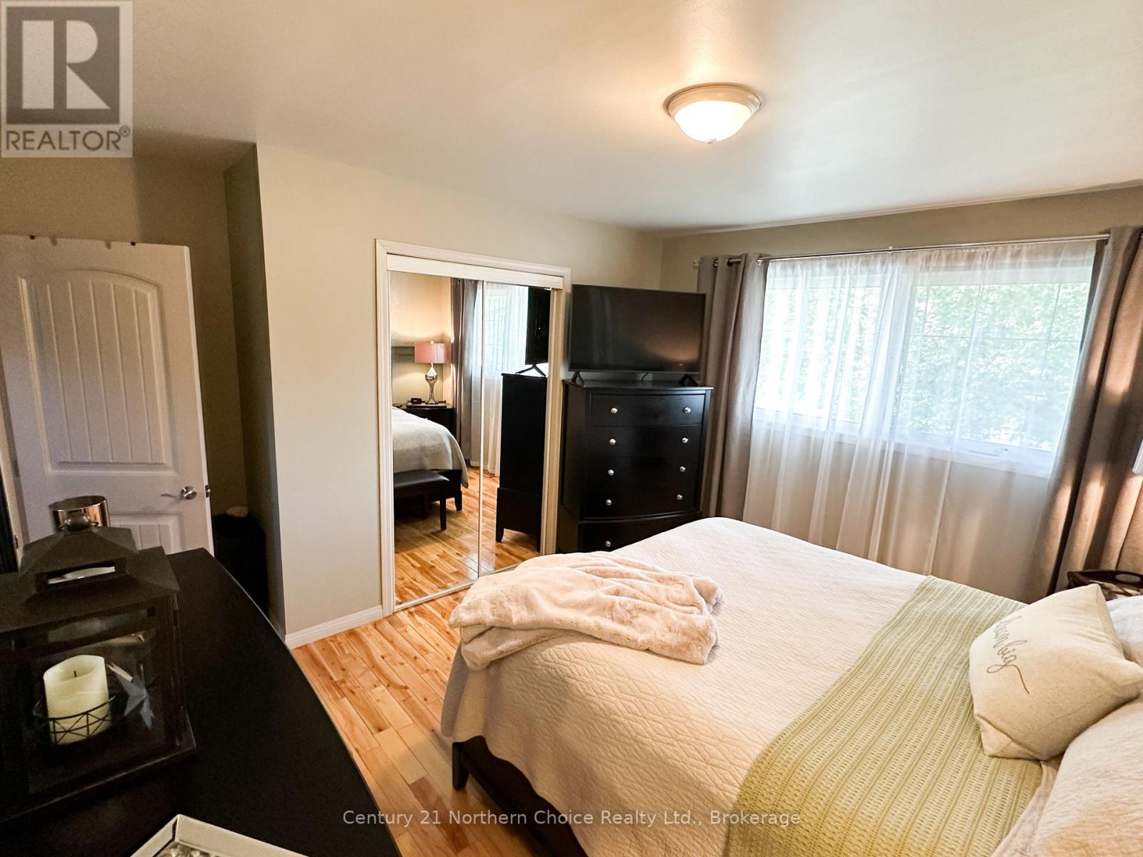 52 Dickenson Road — photo 8