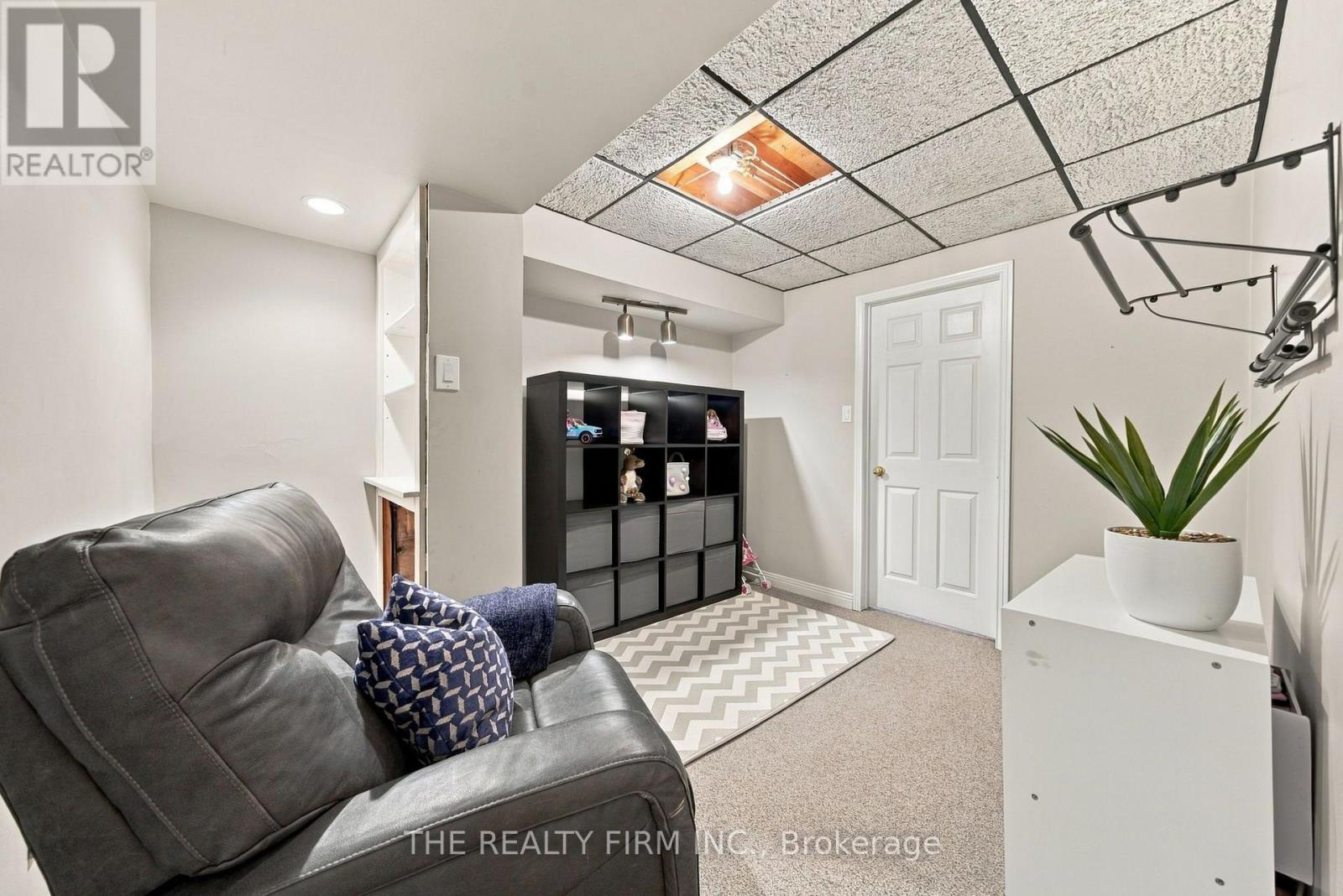 43 FAIRLANE CRESCENT - 33