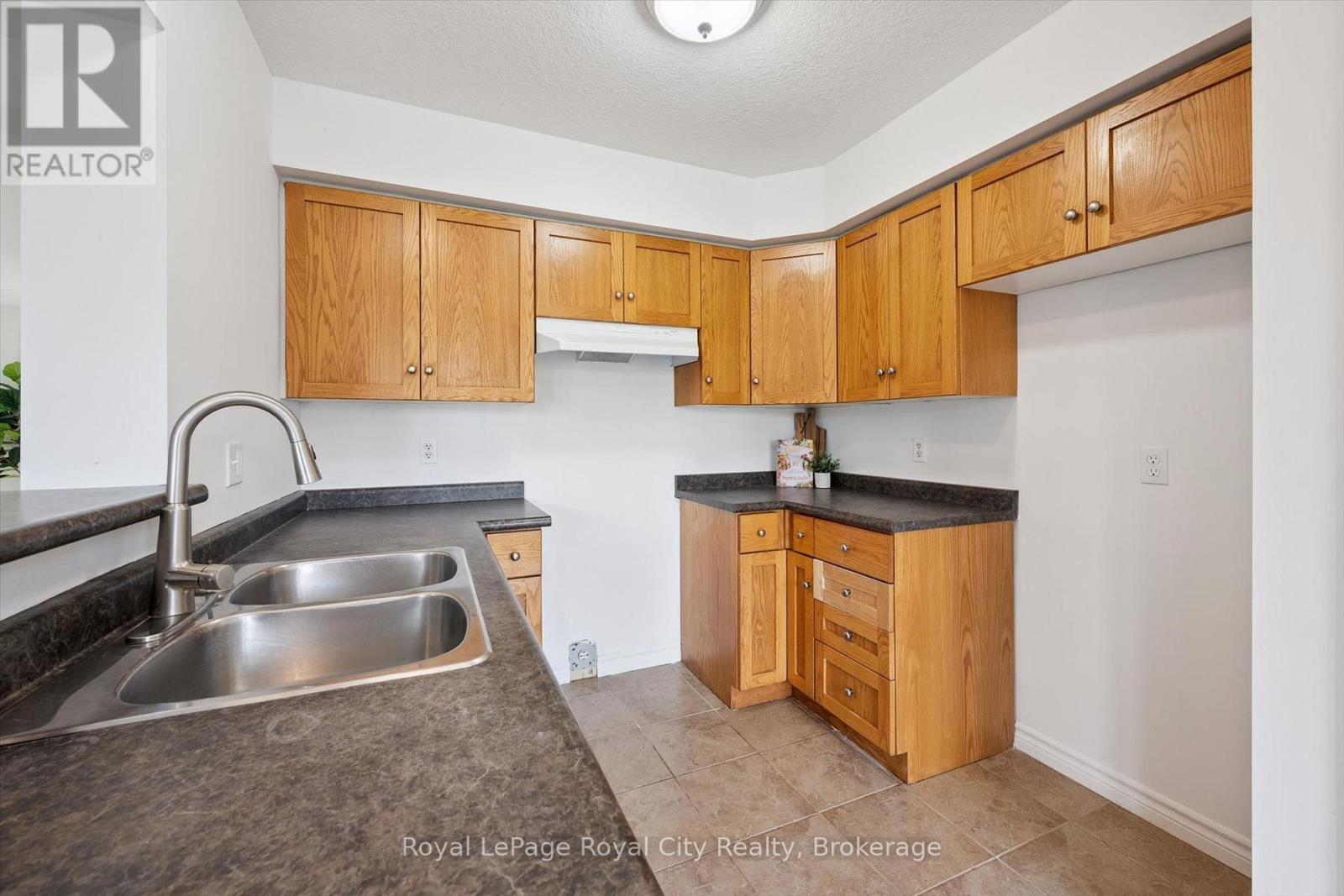 541 Victoria Road North — photo 22