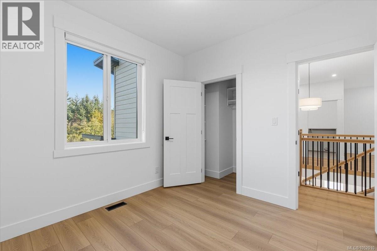 8015 Ridge Rd - 24