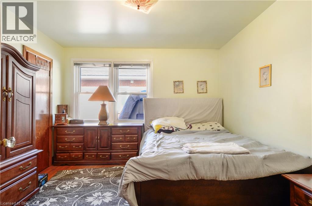 66 Walter Avenue North — photo 17