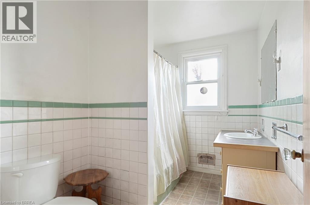 66 Walter Avenue North — photo 18