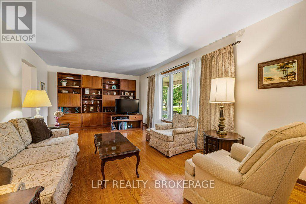 124 Campbell Crescent — photo 8