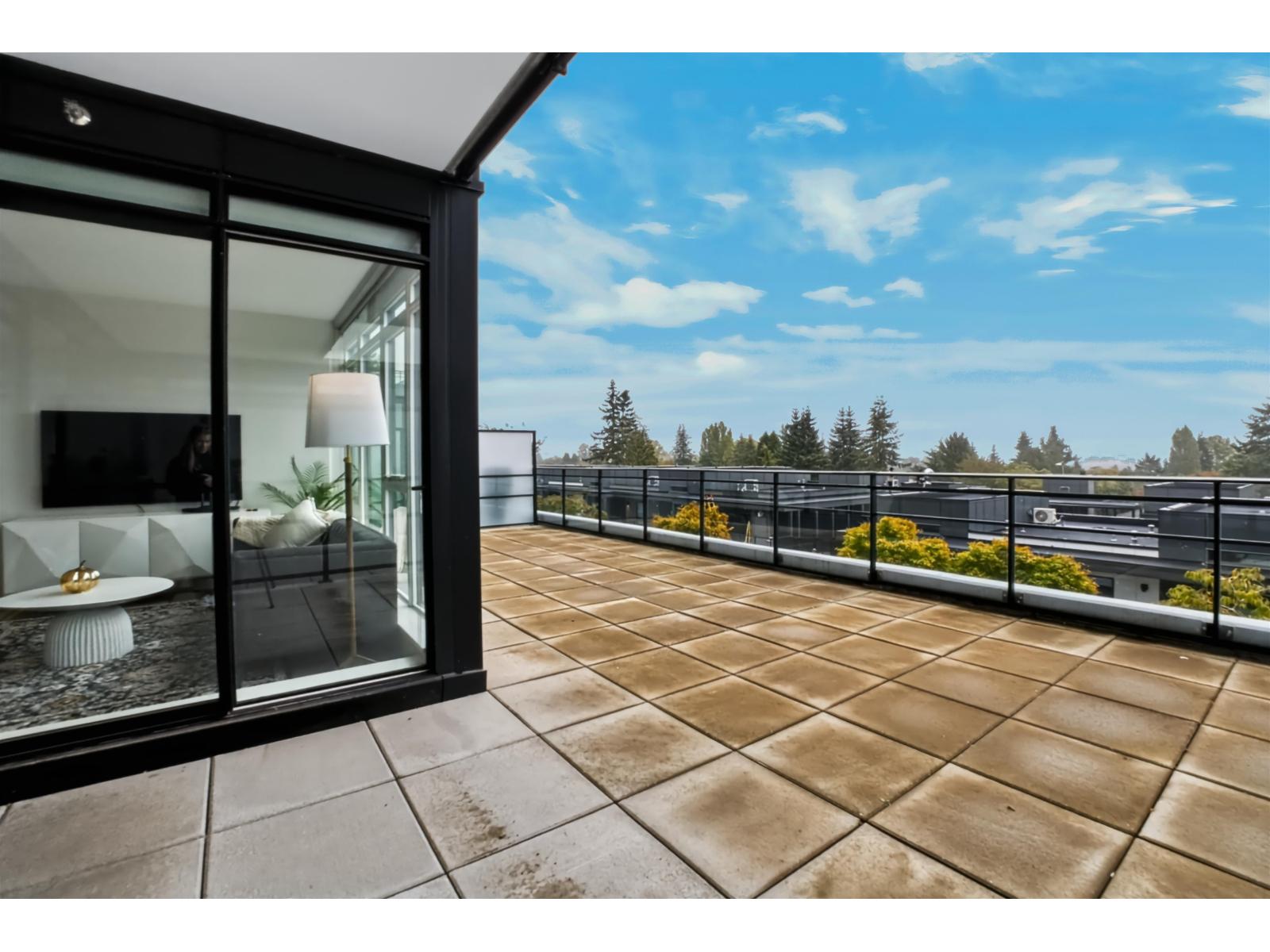 303 1526 FINLAY STREET, White Rock - Image 1
