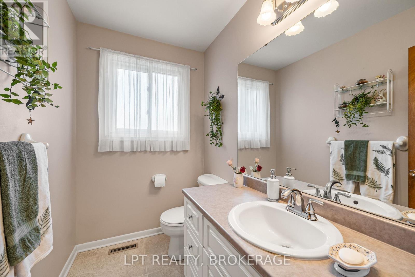 124 Campbell Crescent — photo 16