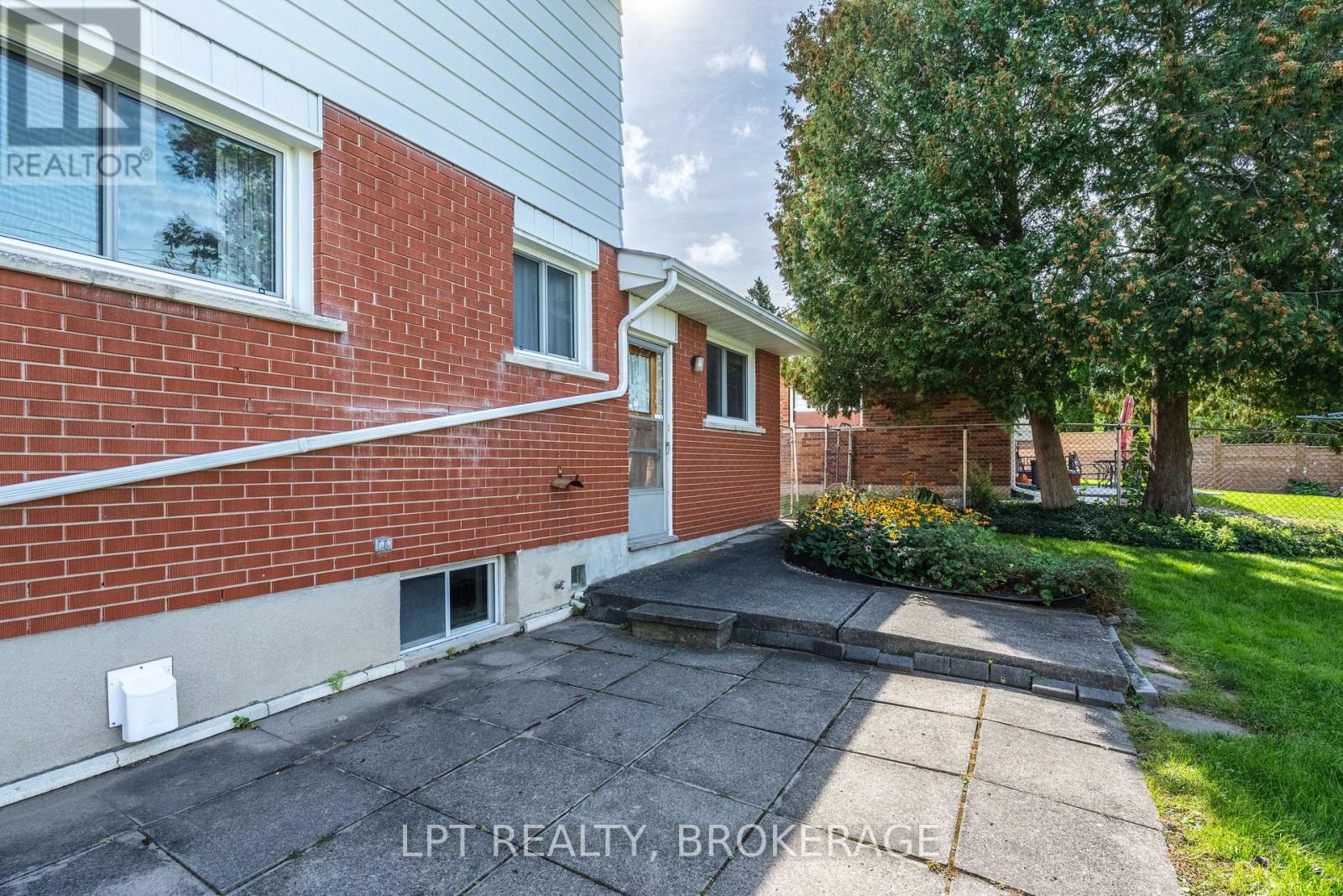 124 Campbell Crescent — photo 43