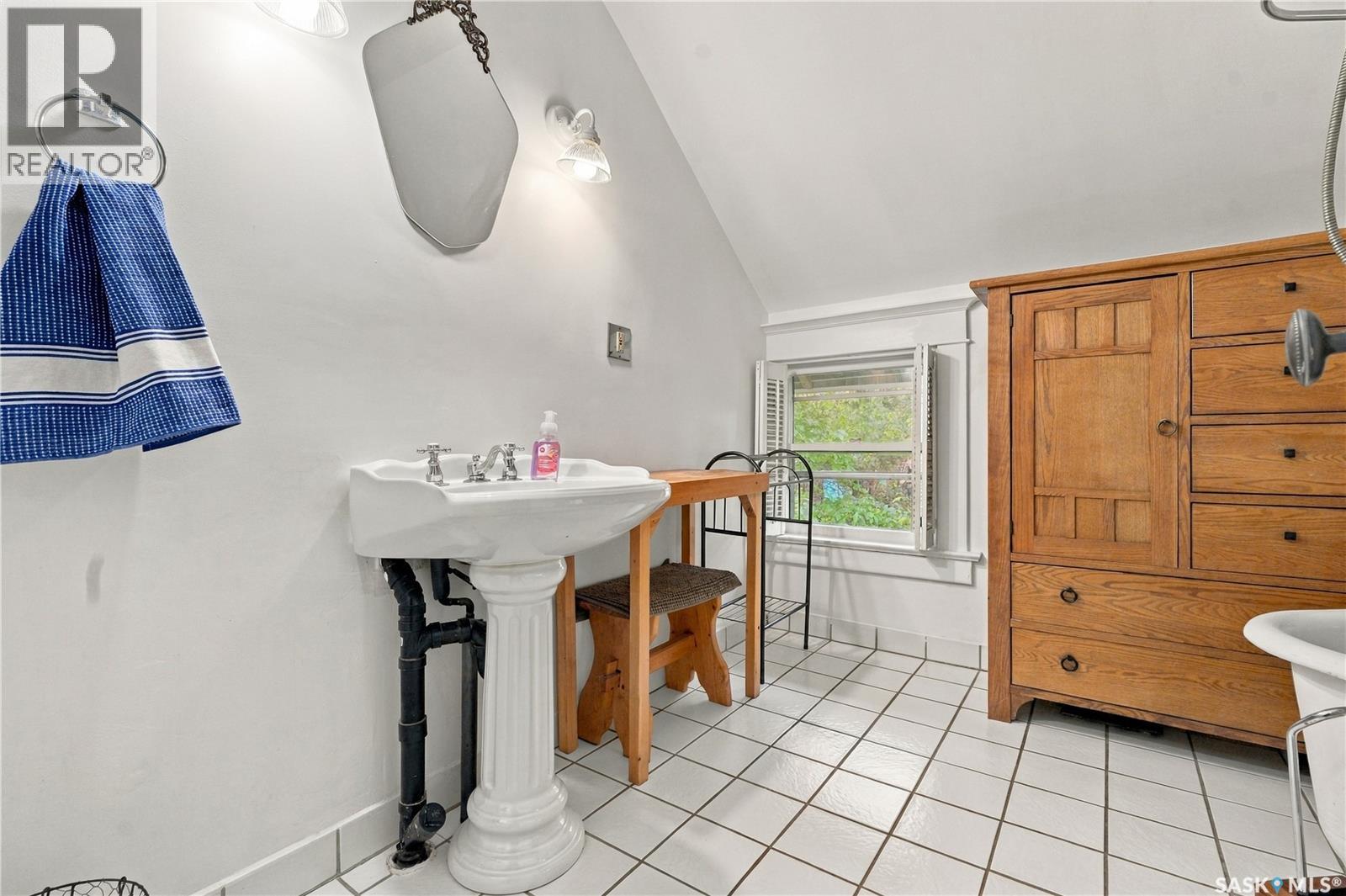 709 McPherson AVENUE - 18