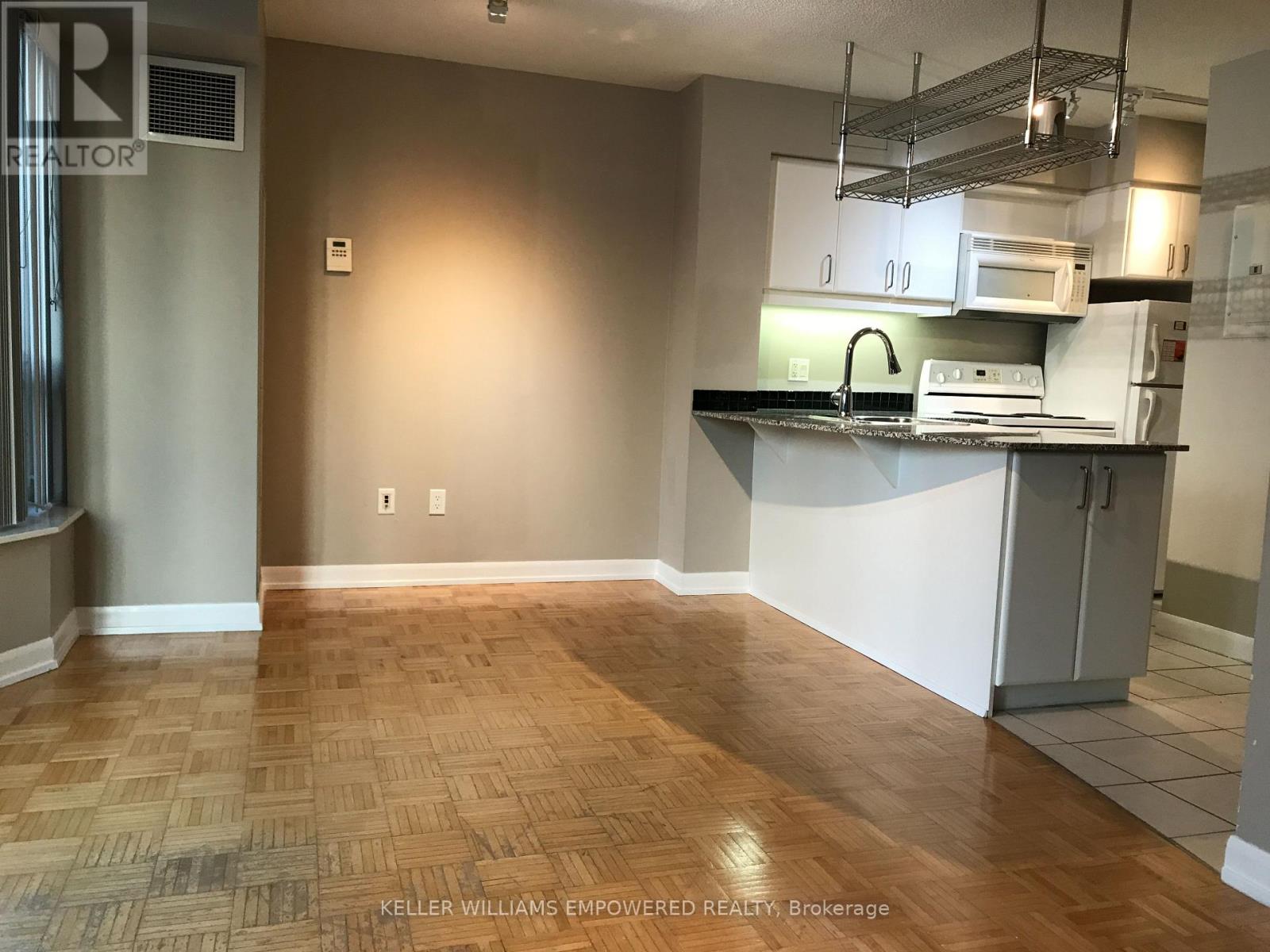 33 Sheppard Avenue East — photo 10