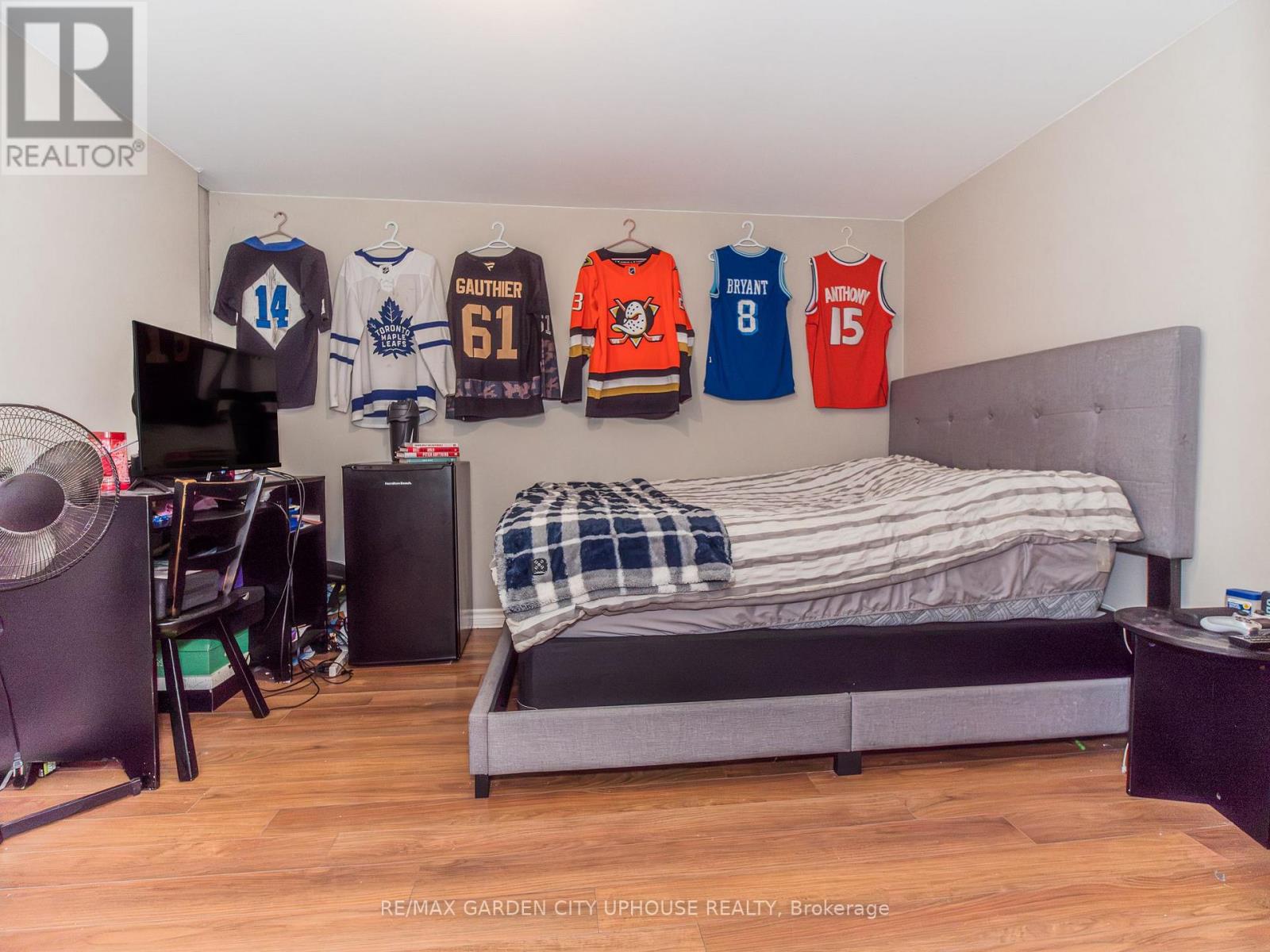2 TREEVIEW PLACE - 13