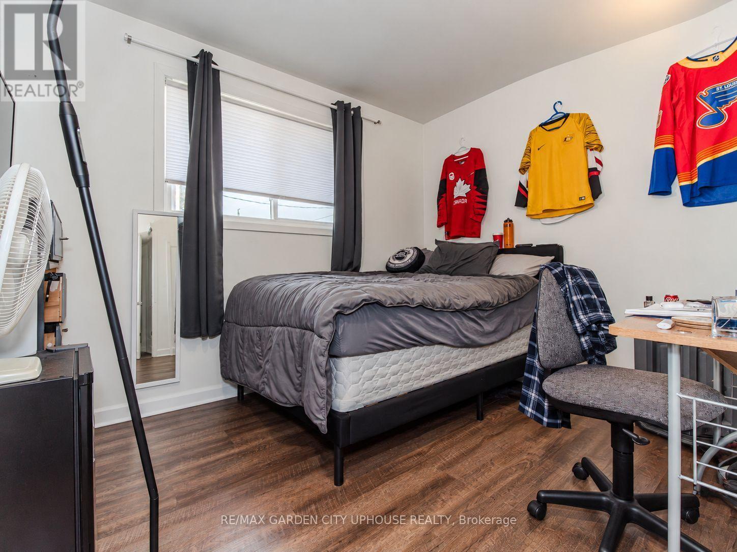 2 TREEVIEW PLACE - 8