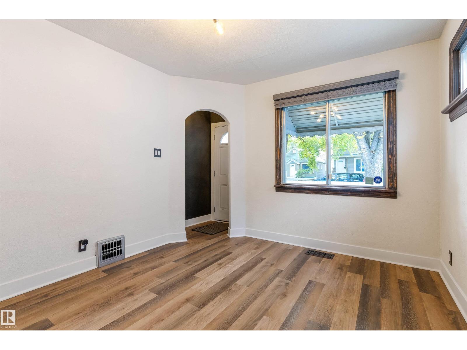 11414 84 ST NW - 4