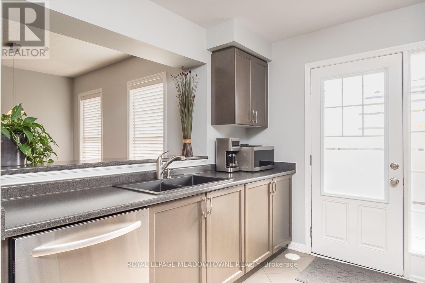 219 Septimus Heights, Milton, ON photo 6