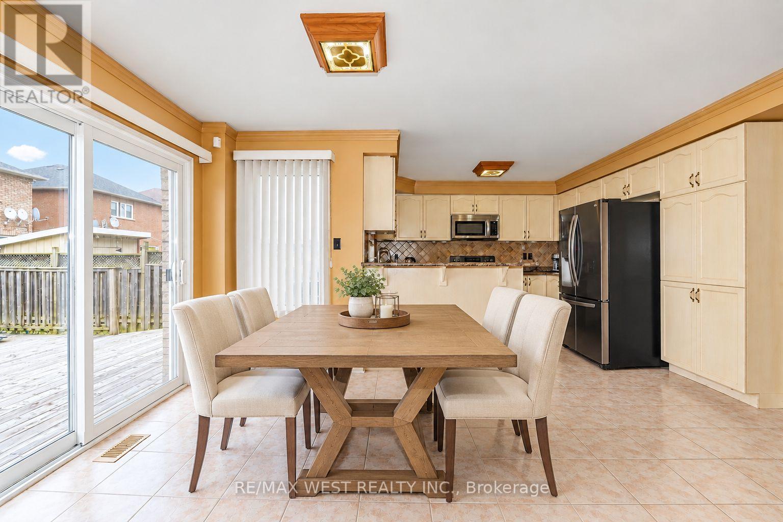 277 QUEEN MARY Drive, Brampton, ON photo 3