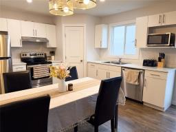 108 York Crescent, Steinbach, MB R5G2V4 Photo 8