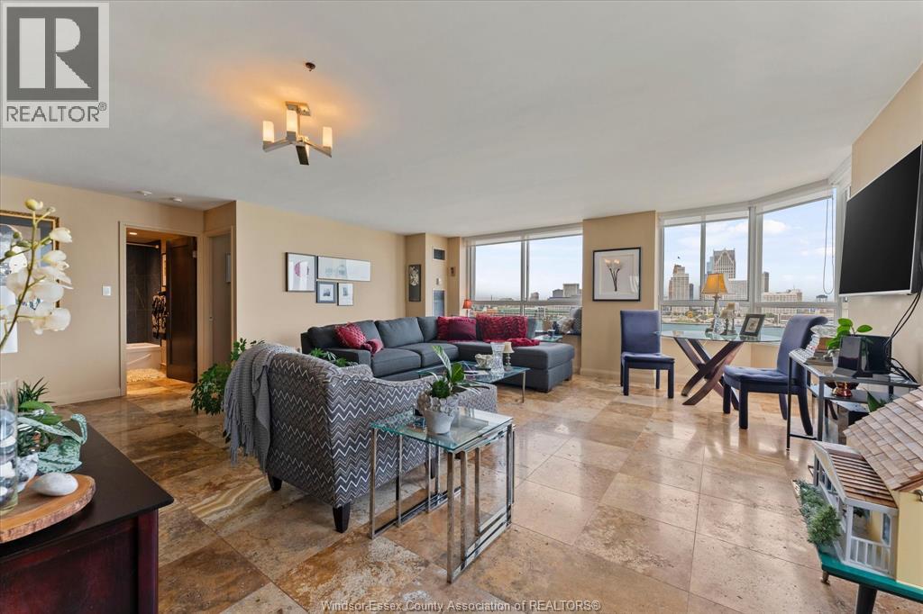 75 Riverside Drive East — photo 13