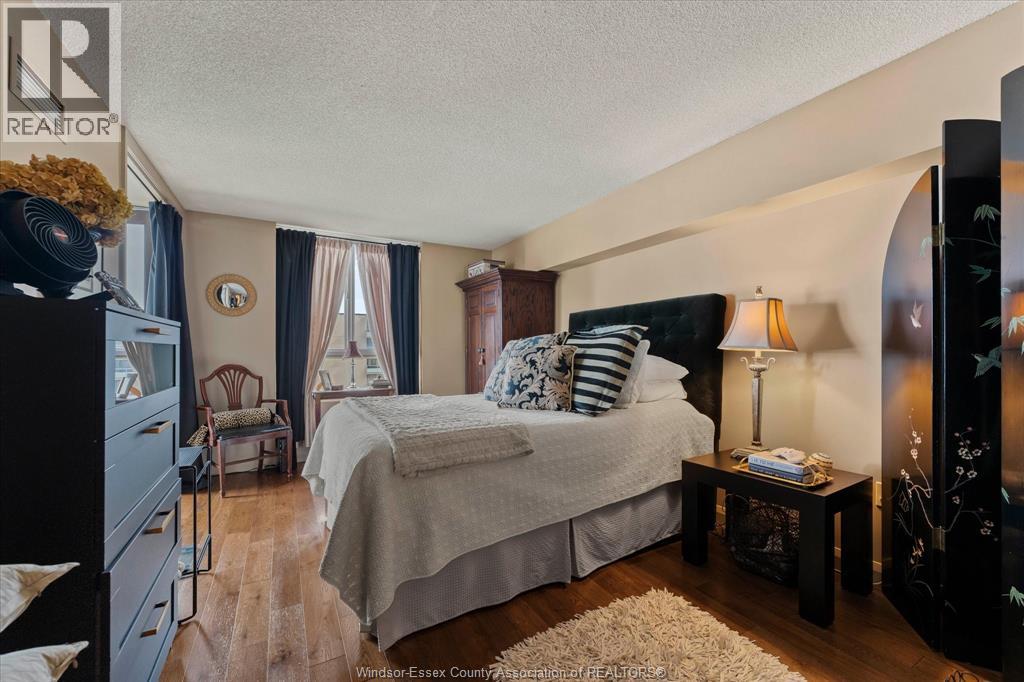 75 Riverside Drive East — photo 25