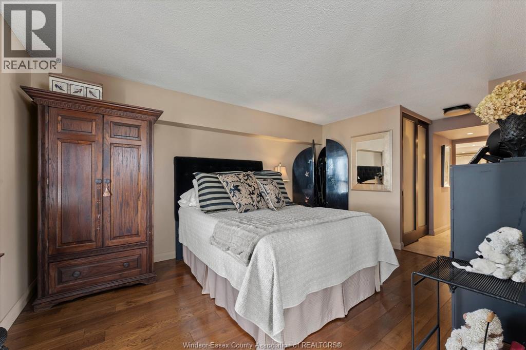 75 Riverside Drive East — photo 24
