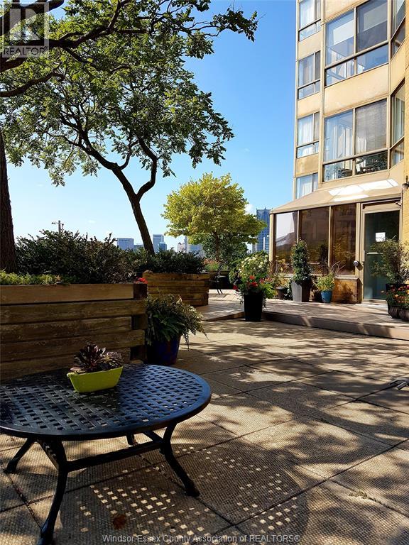 75 Riverside Drive East — photo 33
