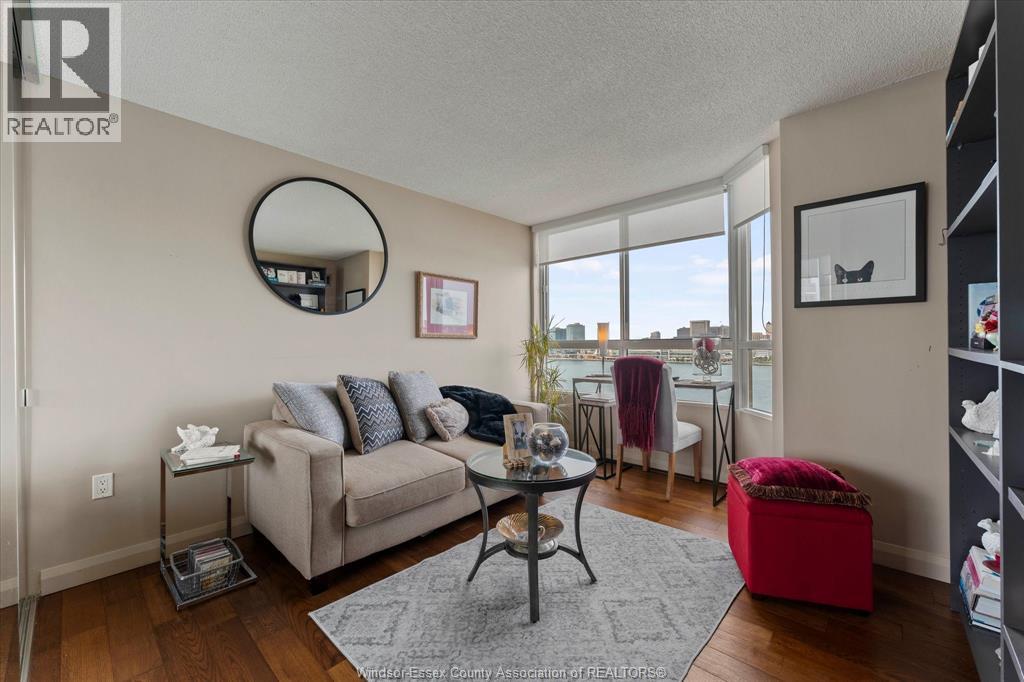 75 Riverside Drive East — photo 28